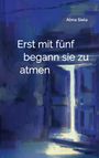 Text: "Erst mit fünf begann sie zu atmen." Oben rechts steht "Alma Siela". Hintergrund mit abstrakten blauen Pinseln.