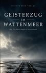 "Geisterzug im Wattenmeer - Der Zug hätte längst da sein müssen." Ein Zug fährt bei Nebel über Schienen im Wattenmeer.