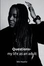 "Questions - my life as an adult" von Bibi Nwafor. Eine Frau mit geflochtenem Haar hebt ihre Hand, in schwarz-weiß.