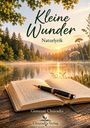„Kleine Wunder. Naturlyrik“. Ein offenes Buch mit einem Füller darauf, umgeben von einem idyllischen See und Bäumen.