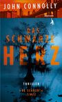 „JOHN CONNOLLY“, „DAS SCHWARZE HERZ“, „THRILLER“, „BE SCARED! TIMES“. Städtische Skyline und Baum als Silhouette.