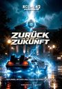 „ZURÜCK IN DIE ZUKUNFT“ großes Logo, darüber „SCENE 42 DAS FILMARCHIV“. Ein Auto von Blitzen umgeben vor einem Gebäude.
