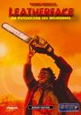 "LEATHERFACE: Die Psychologie des Wahnsinns", ein Mann hebt eine Kettensäge in warmer, orangefarbener Umgebung.