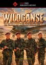 "WILDGÄNSE: Die Geburt des modernen Söldnerfilms" zeigt vier Männer in Tarnuniformen vor einem Flugzeug in Savannenlandschaft.