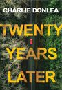 Text: "CHARLIE DONLEA" und "TWENTY YEARS LATER". Eine Luftaufnahme einer Straße durch einen Wald mit einem roten Auto.