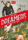 "We are Dreamers. La battaglia delle fragole. Alberto Fassi." Zwei Kinder, ein Huhn und ein Schwein umgeben von Pflanzen.