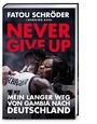"NEVER GIVE UP" von Fatou Schröder und Henning Kuhl. Umarmung eines Mannes und einer Frau im Hintergrund.