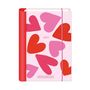 2027, Grafik Werkstatt. Ein Notizbuch mit roten und rosa Herzen auf einem hellrosa Hintergrund, roter Buchrücken.