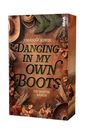"Dancing in My Own Boots" von Johanna Kunze. Cowboyhut, Stiefel und ländliche Dekorationen in warmen Brauntönen.