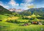 „Die Alpen – Dem Himmel so nah 2027”. Malerische Landschaft mit grünen Wiesen, Hügeln und Bergen im Hintergrund.