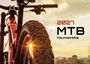 Text: "2021 MTB Mountainbike". Nahaufnahme eines Fahrrads mit Sonnenuntergang im Hintergrund. qr-code unten rechts.