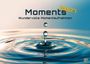 „Moments 2027“, „Wundervolle Momentaufnahmen“. Eine Wasseroberfläche mit fallendem Tropfen, sanfte Farbtöne.