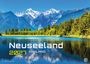 "Neuseeland 2027 KIWI LAND". Malerische Landschaft mit Bergen, Wald und einem See unter einem klaren blauen Himmel.