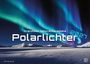 „Grandiose Naturschauspiele - Polarlichter 2027“ über einer Schneelandschaft mit Nordlichtern am Himmel.