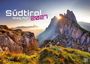 "Südtirol Steig Auf 2027". Ein Bergpanorama mit Sonnenstrahlen über felsigen Gipfeln und blühenden Blumen im Vordergrund.
