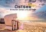 „Ostsee 2027: Zwischen Dünen und Horizont.“ Strand mit Sonnenuntergang und Strandkorb.