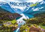 Text: "Norwegen 2021, Im Land der Fjorde". Ein Fjord mit grünen Tälern, Bergen und verstreuten Häusern unter einem bewölkten Himmel.