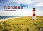 „Nordsee 2027 Küstenzauber“. Dünenlandschaft mit Leuchtturm am Meer unter blauem Himmel.