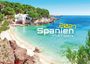 "Spanien 2027, Viva España." Ein malerischer Strand mit klarem Wasser, umgeben von Kiefern und einem weißen Haus.