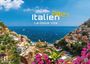 "Italien 2027, La Dolce Vita". Buntes Küstendorf mit vielen Booten auf dem blauen Meer, umgeben von Blumen und hügeligen Häusern.