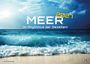 "Meer 2027 - Im Rhythmus der Gezeiten!" Eine Welle bricht am Strand unter blauem Himmel.