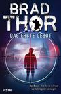 BRAD THOR, DAS ERSTE GEBOT. Silhouette einer Person im Fadenkreuz vor Stadt- und Kuppelgebäude. Zitat von Dan Brown.