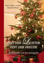 „Zeit der Lichter, Fest der Freude“ steht auf einem festlich geschmückten Weihnachtsbaum mit roten Kugeln und Kerzen.
