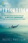 Text: VERSCHOLLEN. DIE DREI RÄTSELHAFTEN TODE DER AMELIA EARHART UND IHR AUSSERGEWÖHNLICHES LEBEN. RACHEL HARTIGAN.

Hintergrund: Flugzeug über dem Meer.