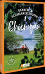 BANKERL & SCHMANKERLTOUREN Chiemgau. Zwei Menschen auf einer Bank vor einem See, umgeben von grüner Natur.