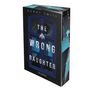 „THE WRONG DAUGHTER“ von Dandy Smith, Thriller. Ein blaues Fenster mit Rissen und einer Fliege darauf.