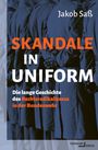 „SKANDALE IN UNIFORM“ in großen, auffälligen Buchstaben. Hintergrund: Soldaten in grauen Uniformen von hinten.