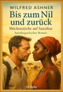 Titel: "Bis zum Nil und zurück". Zwei Personen stehen sich nahe, im Hintergrund eine Savanne mit Elefanten.