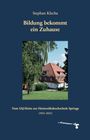 Text: "Stephan Klecha, Bildung bekommt ein Zuhause, Vom SAJ-Heim zur Heimvolkshochschule Springe (1925–2025), zuKlampen!" 
Ein Haus mit rotem Dach und grünem Baum im Vordergrund.