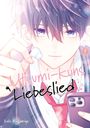 Der Text „Utsumi-kuns Liebeslied“. Ein Junge mit dunklem Haar hält ein Handy und einen Ohrhörer, lächelt sanft.