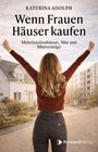 Titel: "Wenn Frauen Häuser kaufen", Autorin: Katerina Adolph. Frau mit erhobenen Armen vor Häusern.