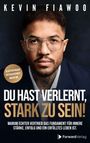 „Du hast verlernt, stark zu sein!“ Text über Selbstvertrauen. Ein Mann mit Bart und Brille in Anzug auf dunklem Hintergrund.