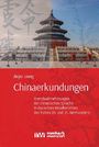 Text: "Jinjie Liang, Chinaerkundungen: Fremdwahrnehmungen der chinesischen Sprache in deutschen Reiseberichten." Oberer Teil zeigt den Himmelstempel, Hintergrund teils grau, teils rot. Unten ein roter Bereich mit floralen Mustern. Logo unten zentriert.