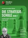 Titel: "Die Strategieschule Band 7". Inhalt: "Eröffnungen verstehen – Italienisch". Schachfiguren und ein Foto eines Mannes.