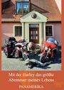 Mit der Harley das größte Abenteuer meines Lebens. PANAMERIKA. Drei Motorräder, ein Löwe und ein Krokodil vor einem Haus.