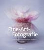 Text: "Christoph Jäggi. Fine-Art-Fotografie. Dein Weg zu künstlerischem Ausdruck. dpunkt.verlag". Unscharfe Blume in Violett.