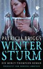 Text: "Patricia Briggs Wintersturm. Ein Mercy-Thompson-Roman. Übersetzt von Vanessa Lamatsch." Frau mit Eisharfe, Tattoos.