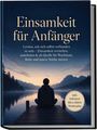 „Einsamkeit für Anfänger“. Eine Person sitzt auf einem Steg vor einem ruhigen See bei Sonnenuntergang, umgeben von Bergen.