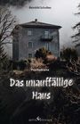 „Reinhild Schultes“, „Psychodrama“. Titel: „Das unauffällige Haus“. Altes Gebäude in nebliger Landschaft, umgeben von Bäumen.