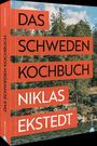 „Das Schweden Kochbuch“ von Niklas Ekstedt. Hintergrund: Waldlandschaft mit blauen Himmel.