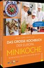 "So kochen die Europa Miniköche. Bunte Gerichte. Drei Kinder in Kochkleidung, Teller mit Reisgericht und Focaccia."