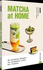 "Matcha at HOME. 50 ultimative Rezepte - von Strawberry Latte bis Tiramisu." Ein Glas und Desserts mit Matcha.