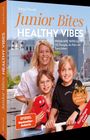 Titel: "Junior Bites: Healthy Vibes". Autorin: Svenja Ostwald. Enthält 120 Rezepte. Drei lachende Personen. Skyline im Hintergrund. 