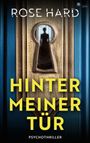 „Hinter meiner Tür“, Psychothriller, Rose Hard. Ein Schlüsselloch zeigt eine Silhouette, umgeben von einer Holztür.