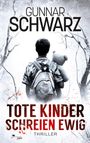 "Tote Kinder schreien ewig" steht unter einem Jungen mit Rucksack und Teddy. Bäume und rote Spritzer umrahmen die Szene.