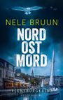 „Nele Bruun, Nord Ost Mord, Flensburgkrimi“. Küstenstadt bei Dämmerung, Möwen fliegen, Segelboot am Pier.